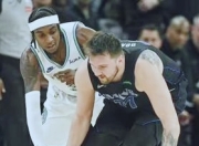 西亚卡姆在独行侠比赛中爆冷，出色发挥引发热议！的简单介绍